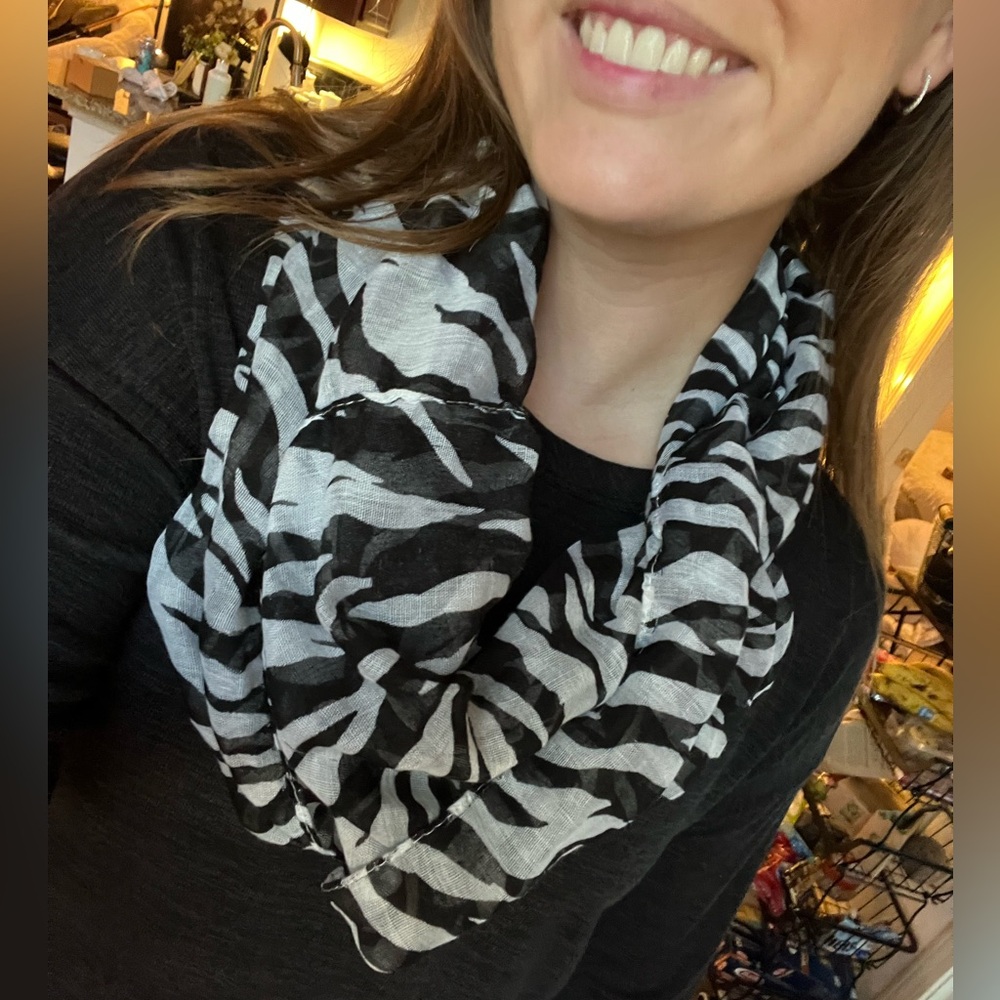 ⚫️Zebra Infinity Scarf